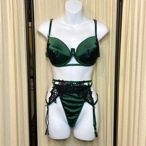 NWT- 3 PC SILKY GREEN LACE LINGERIE SET BRA, HIGH WAISTED G THONG & GARTER L/XL